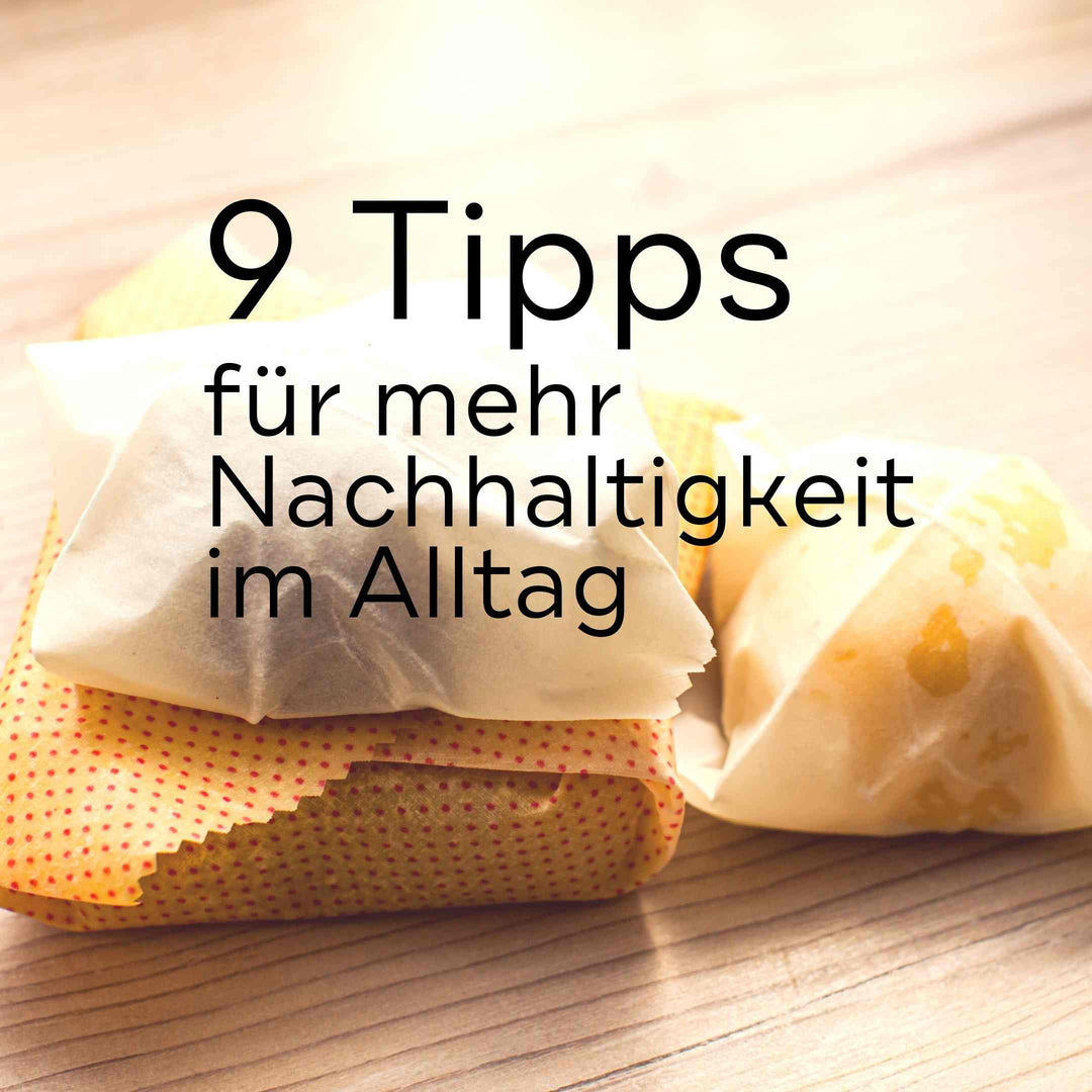 In Bienenwachstücher eingewickelte Lebensmittel auf einem Holztisch, Titelbild: 9 Tipps für mehr Nachhaltigkeit im Alltag.
