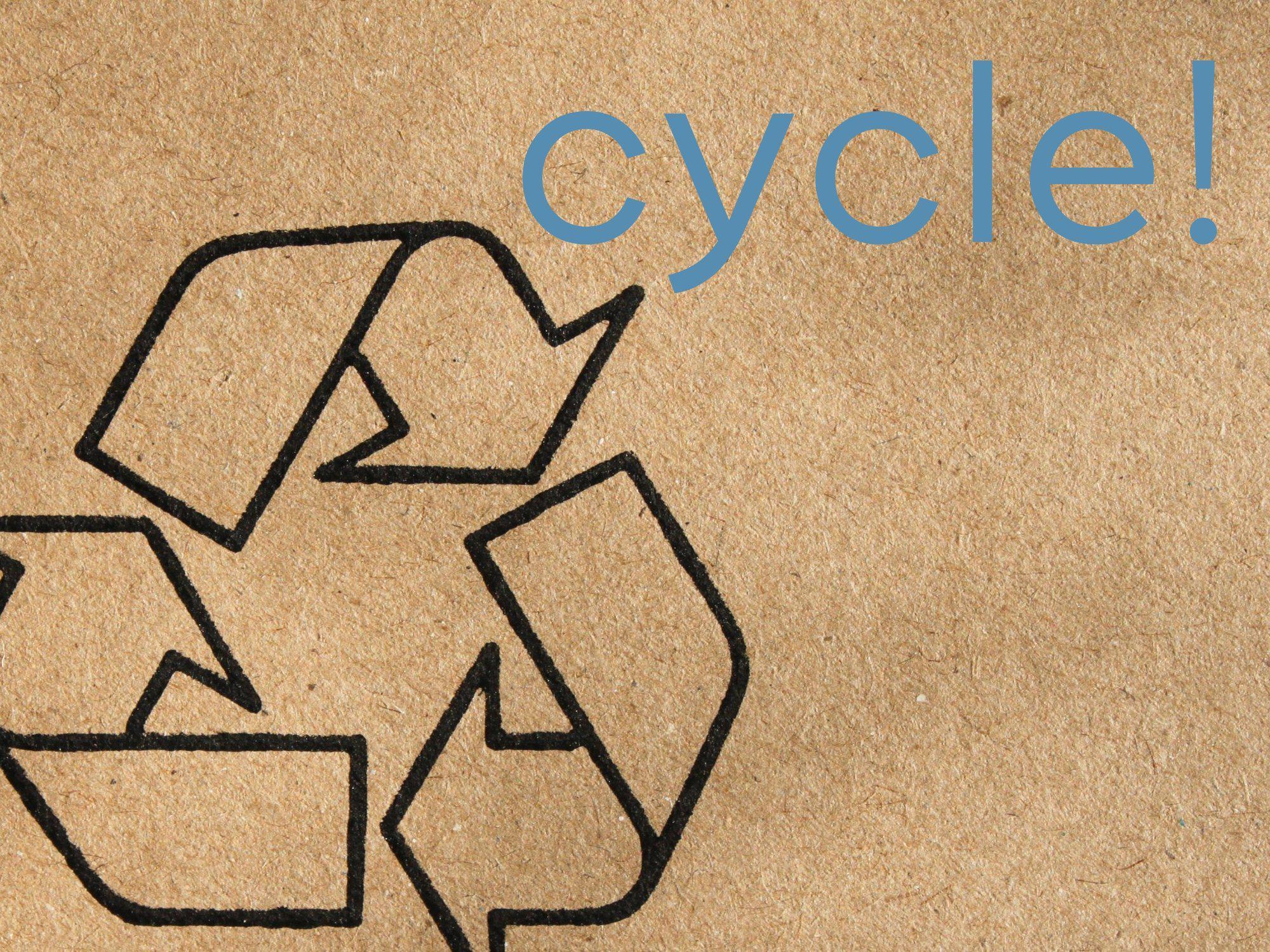 Recycling-Symbol auf Packpapier gezeichnet, daneben der Schriftzug cycle.