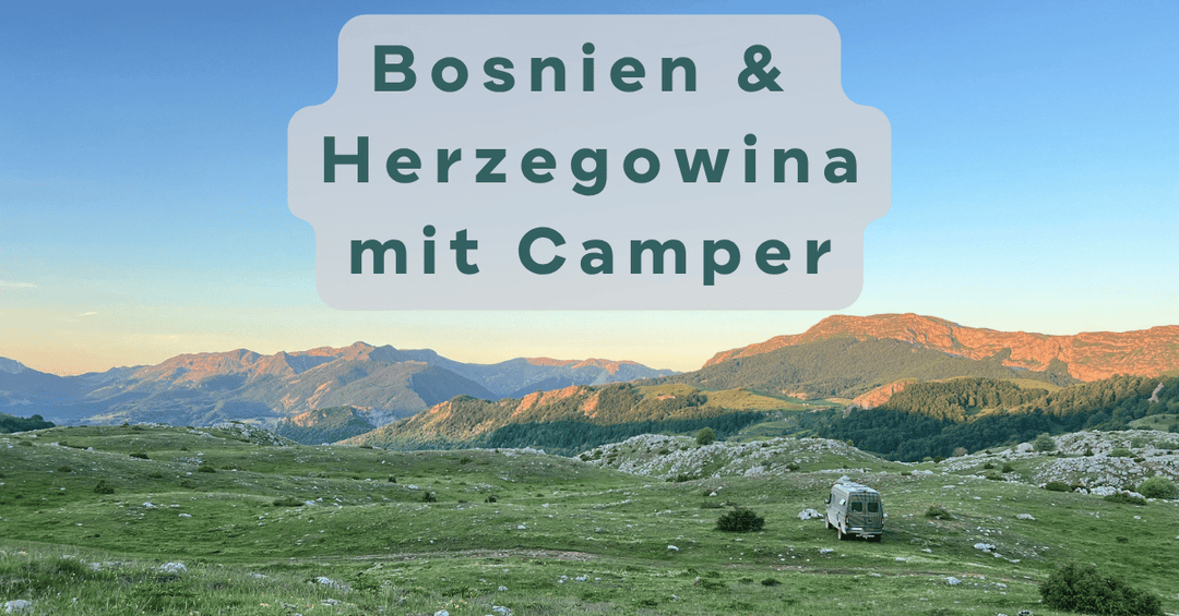 Wohnmobil auf einer weiten Hochebene in Bosnien im Abendlicht, darüber der Schriftzug Bosnien und Herzegowina mit Camper