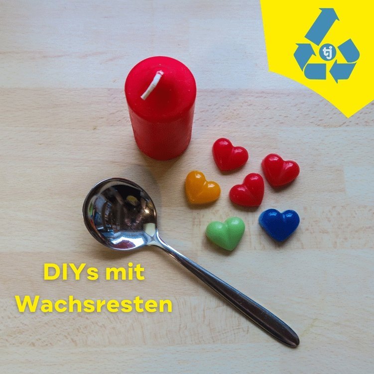 Rote Kerze, bunte Wachsherzen und ein Löffel auf einem Holztisch, Titelbild: DIYs mit Wachsresten.