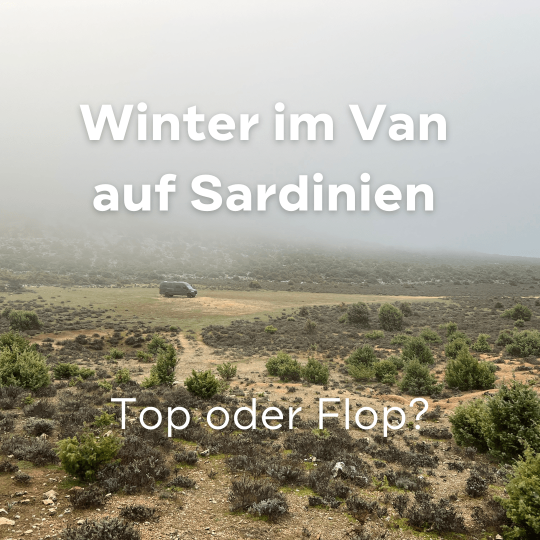 Campervan auf einer nebligen Hochebene auf Sardinien, Titelbild: Winter im Van auf Sardinien – Top oder Flop?