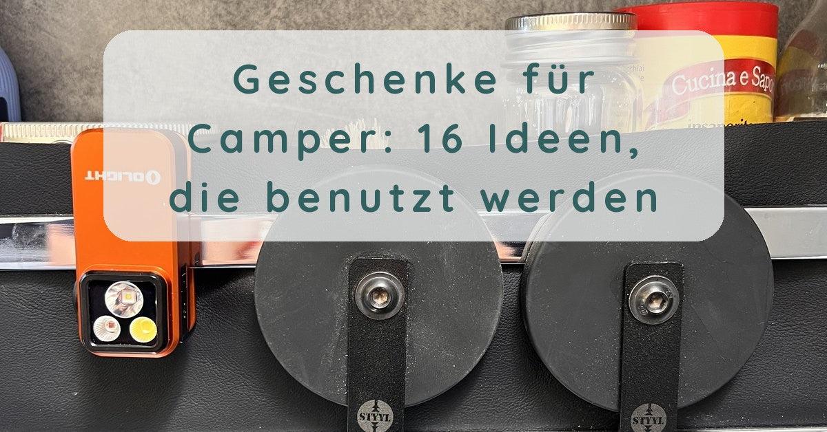 Geschenke für Camper im Einsatz: zwei gummierte Magnethaken und eine orange Olight Oclip Pro an der Küchenleiste im Campervan
