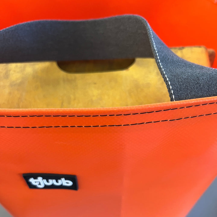 Rago Tasche orange für Auffahrkeile - geöffnet, Blick ins Innere der Planentasche