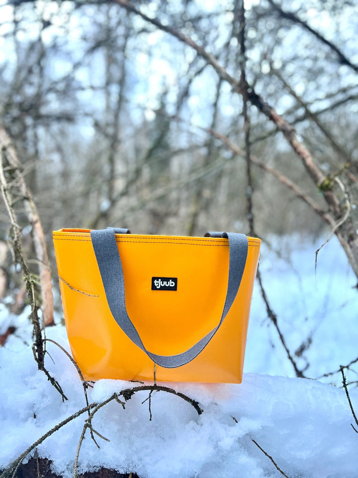 Sila Tasche gelb ohne Reißverschluss - kleine Upcycling-Tasche aus LKW-Plane