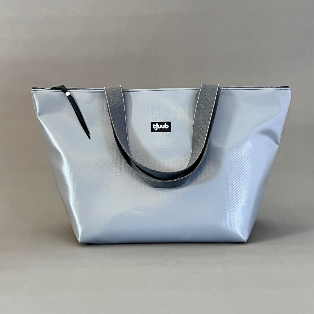 Reisa Reisetasche grau aus LKW-Plane - Upcycling-Weekender von tjuub, Frontansicht