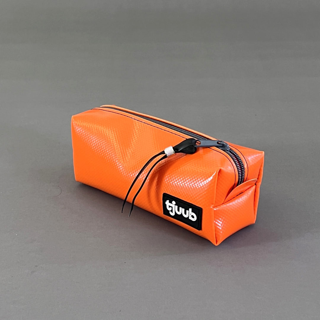 Tatra Federmäppchen orange aus LKW-Plane - Detailansicht Naht und Material