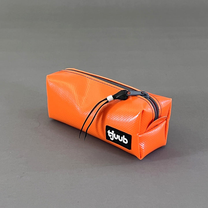Tatra Federmäppchen orange aus LKW-Plane - Detailansicht Naht und Material