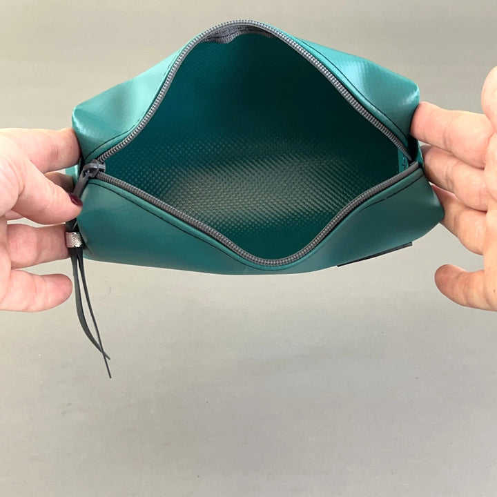 Tatra Federmäppchen smaragdgrün aus LKW-Plane - Upcycling-Stiftetasche von tjuub