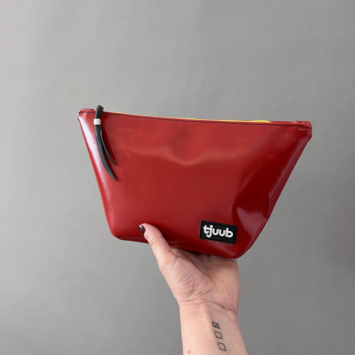Dalby Kulturbeutel schwarz mit orangem Reißverschluss aus LKW-Plane von tjuub