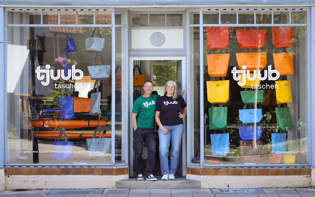 Das tjuub Team im Eingang des Ladengeschäfts in Bayreuth.