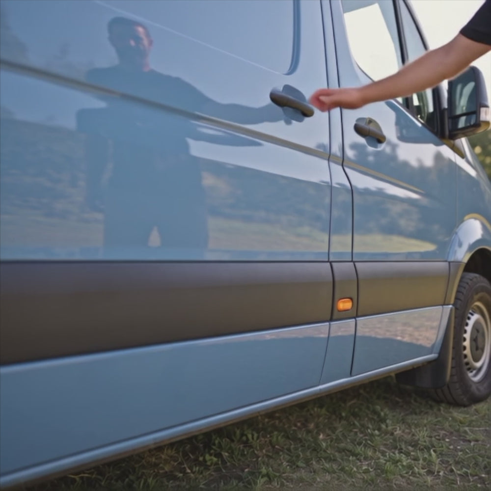 Video: Schiebetür auf, der magnetische Organizer Muddus in Schwarz kommt an die Sitzkonsole im Sprinter, Schuhe und Hundeleine passen hinein.