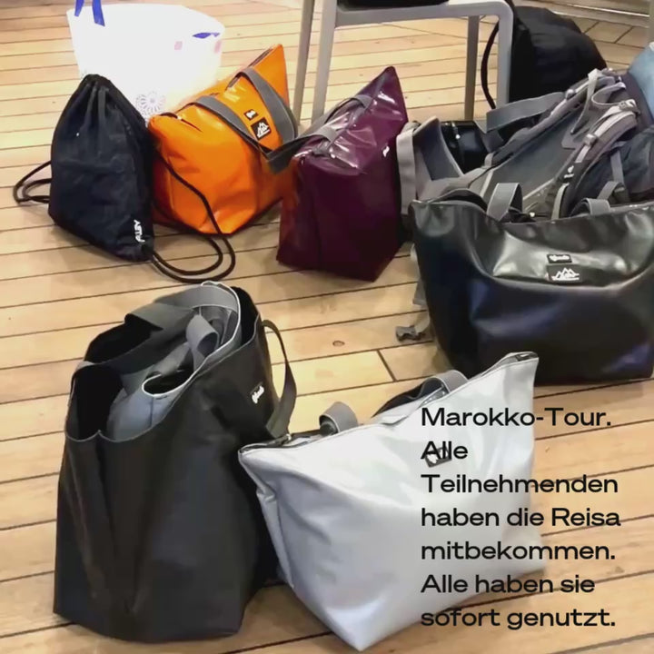 Video: Reisetaschen Reisa aus LKW-Plane auf dem Fährdeck zur Marokko-Tour, in Schwarz, Grau, Orange und Violett.