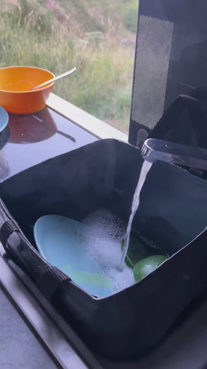 Video: Faltbare Camping-Spülschüssel Koli aus LKW-Plane beim Abspülen im Campervan.