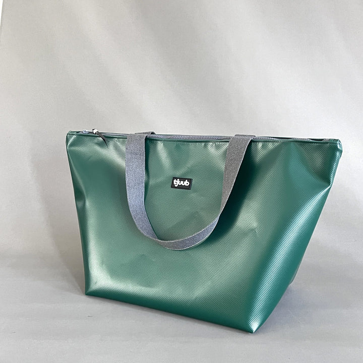 Reisa Reisetasche dunkelgrün aus LKW-Plane - Upcycling-Weekender von tjuub