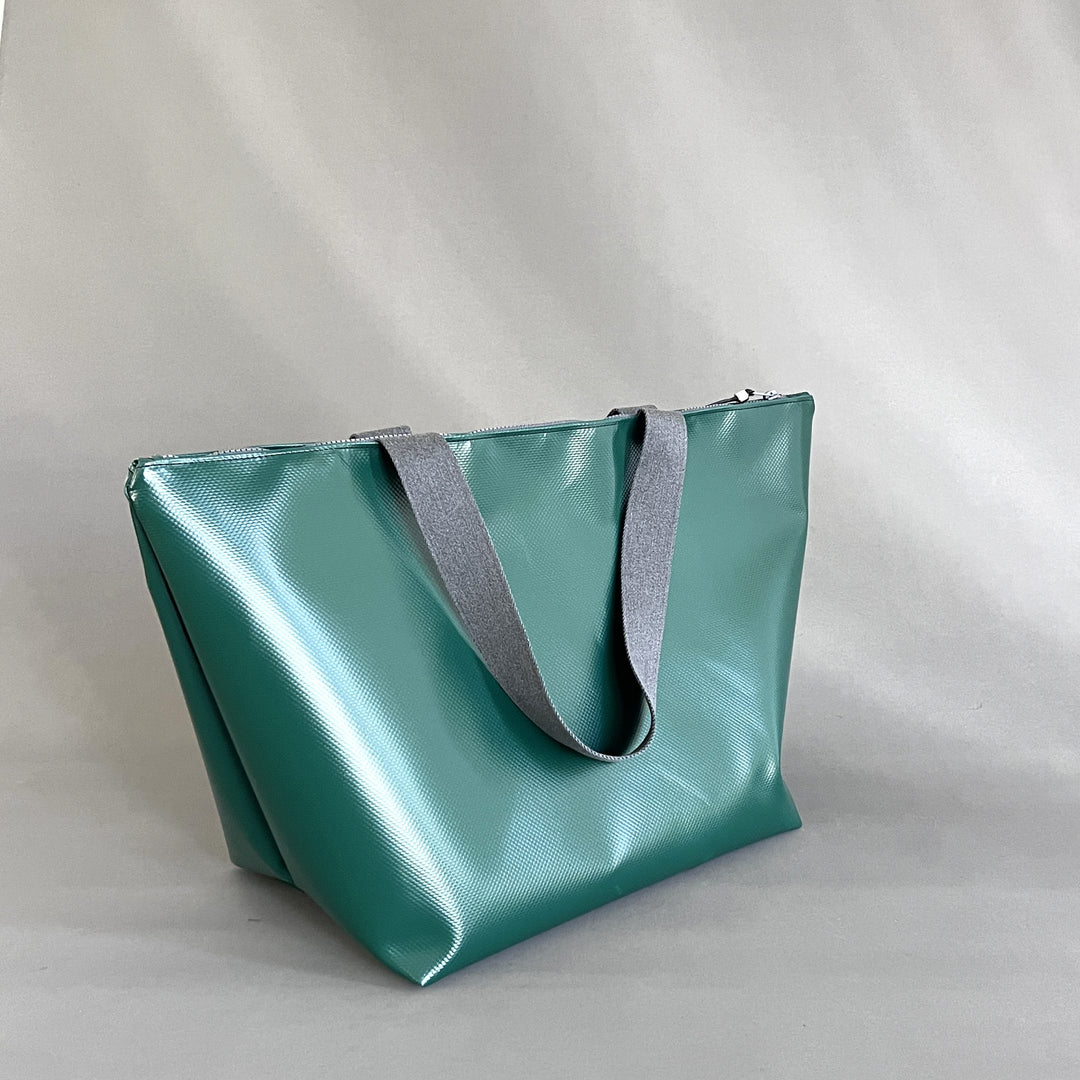 Reisa Reisetasche dunkelgrün aus LKW-Plane - Detailansicht Upcycling-Weekender