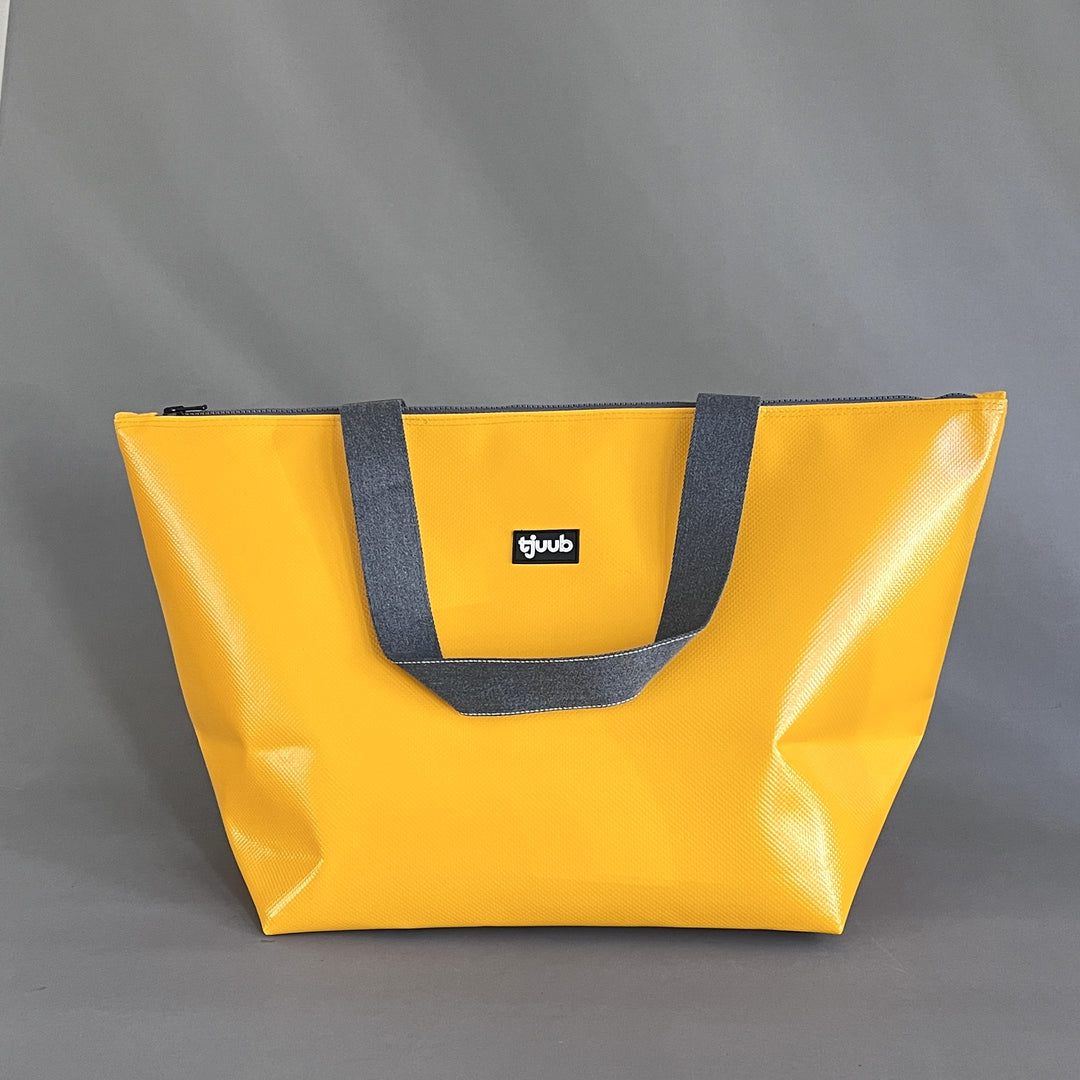 Reisa Reisetasche gelb aus LKW-Plane - Upcycling-Weekender von tjuub