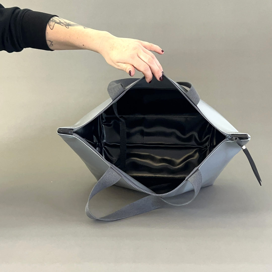 Reisa Reisetasche grau - Upcycling-Weekender aus LKW-Plane mit Innentasche von tjuub
