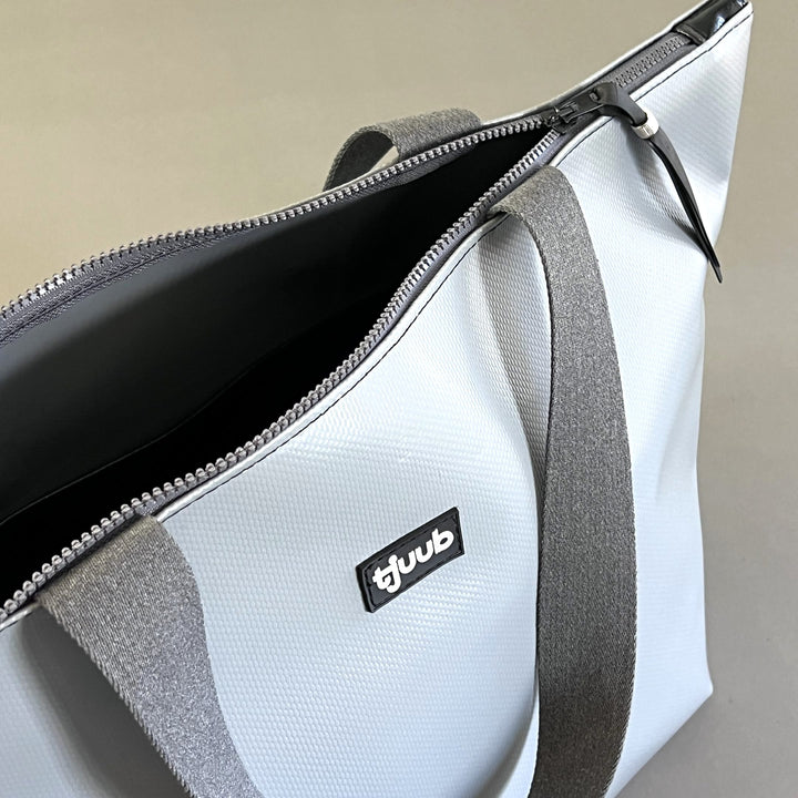 Reisa Reisetasche grau aus LKW-Plane - geöffnet mit Blick auf die Innentasche
