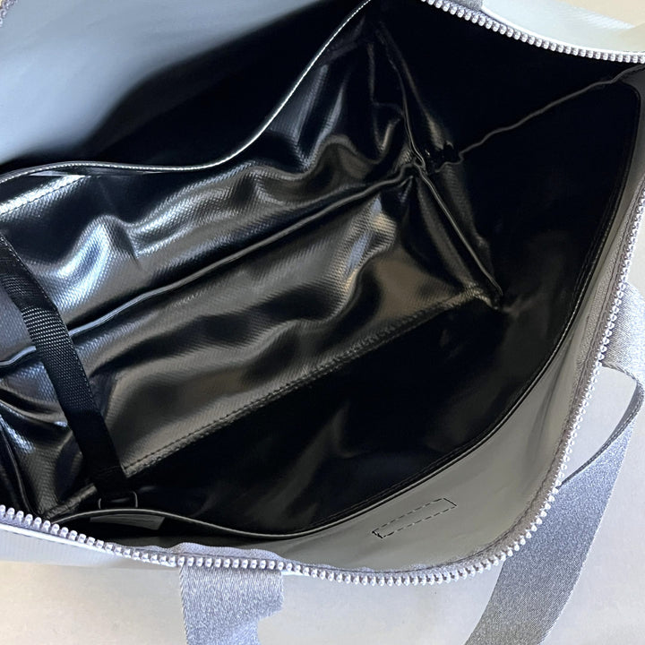 Reisa Reisetasche grau aus LKW-Plane - Seitenansicht mit Schultergurt