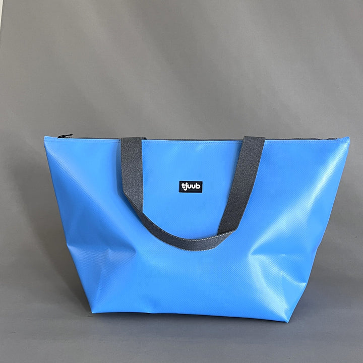 Reisa Reisetasche hellblau aus LKW-Plane - Upcycling-Weekender von tjuub