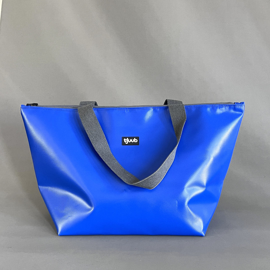 Reisa Reisetasche königsblau aus LKW-Plane - Upcycling-Weekender von tjuub
