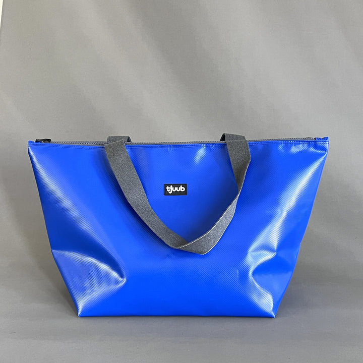 Reisa Reisetasche königsblau aus LKW-Plane - Upcycling-Weekender von tjuub