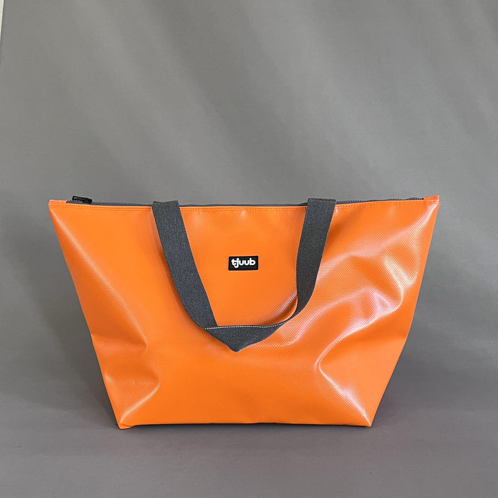 Reisa Reisetasche orange aus LKW-Plane - Upcycling-Weekender von tjuub