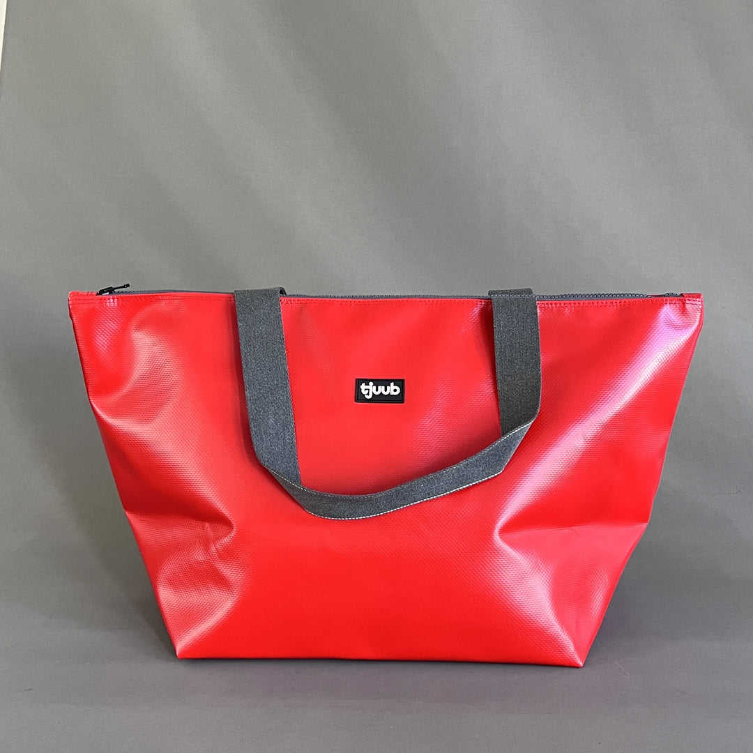 Reisa Reisetasche rot aus LKW-Plane - Upcycling-Weekender von tjuub