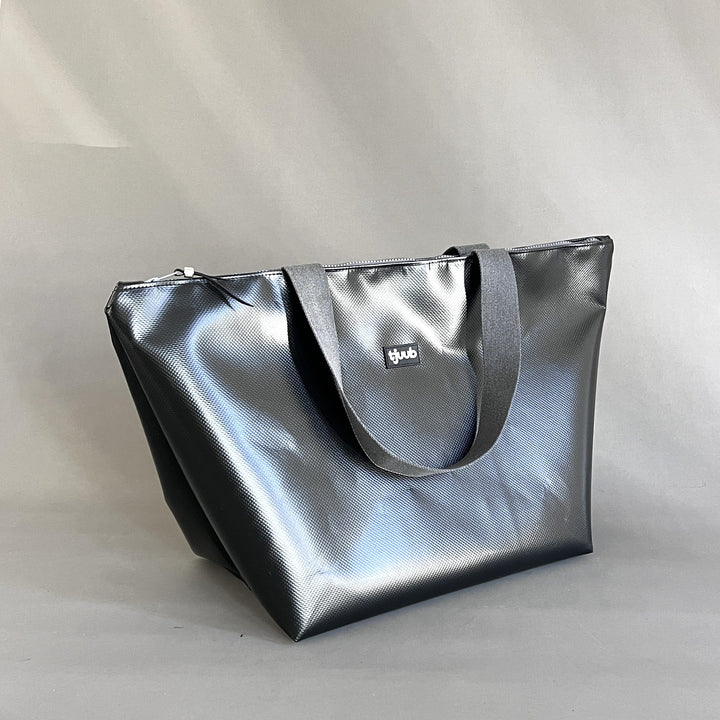 Reisa Reisetasche schwarz aus LKW-Plane - Upcycling-Weekender von tjuub