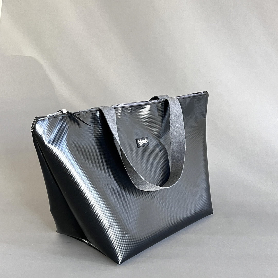 Reisa Reisetasche schwarz aus LKW-Plane - Seitenansicht Weekender von tjuub