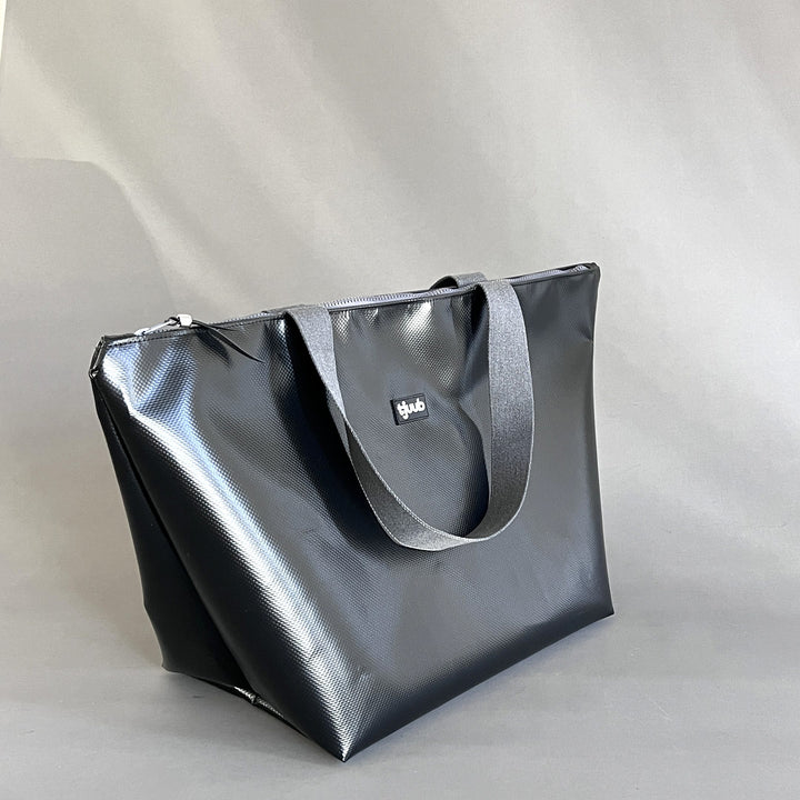 Reisa Reisetasche schwarz aus LKW-Plane - Seitenansicht Weekender von tjuub
