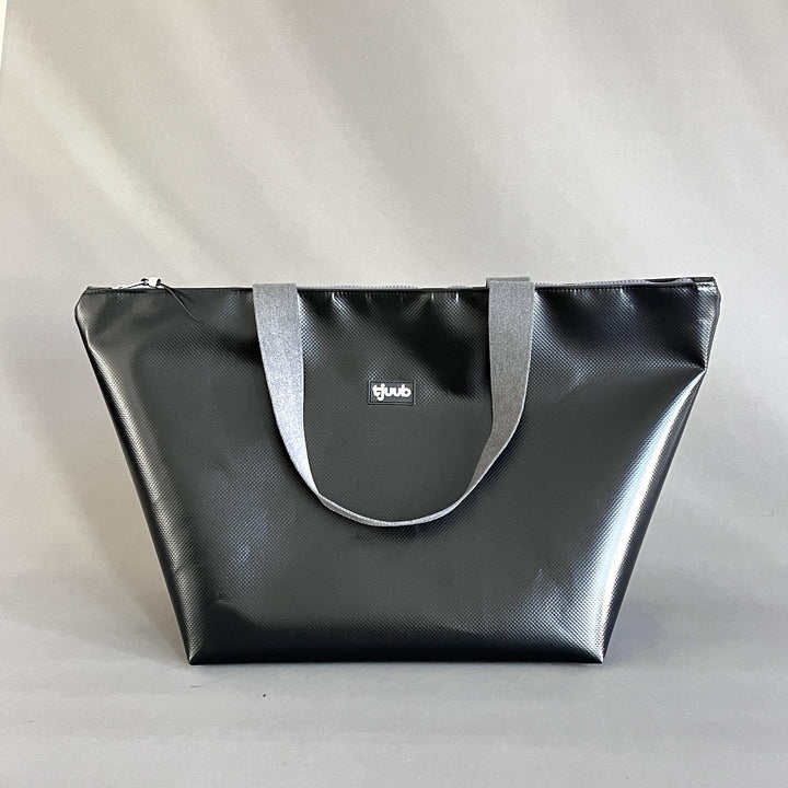 Reisa Reisetasche schwarz aus LKW-Plane - geöffnet mit Blick ins Hauptfach
