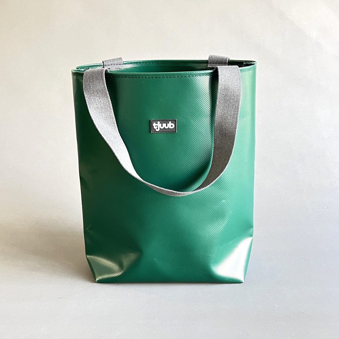 Lassen Tasche dunkelgrün ohne Reißverschluss - große Upcycling-Tasche aus LKW-Plane