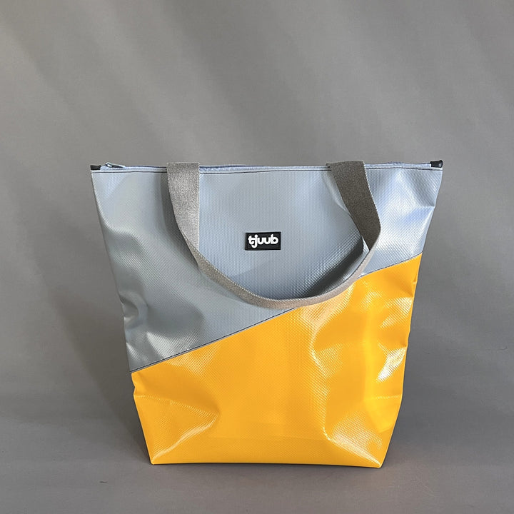 Lassen Tasche gelb-grau mit Reißverschluss - große Upcycling-Tasche aus LKW-Plane von tjuub