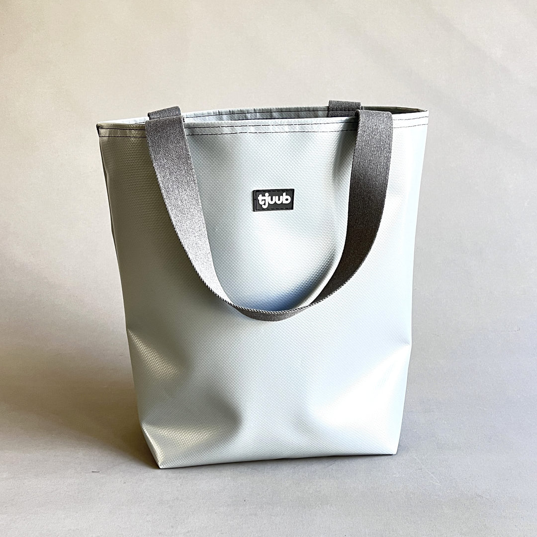 Lassen Tasche grau ohne Reißverschluss - große Upcycling-Tasche aus LKW-Plane