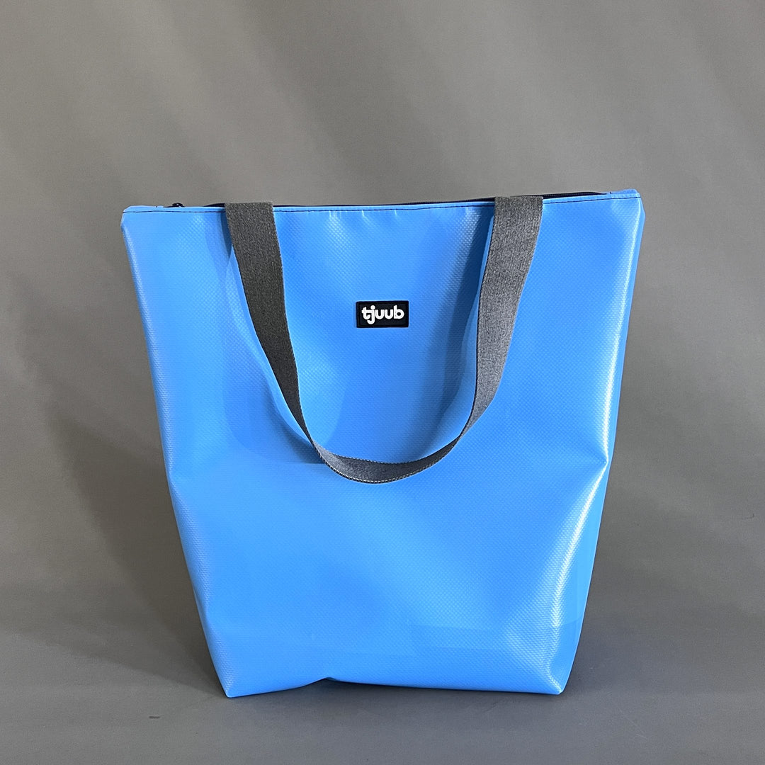 Lassen Tasche hellblau mit Reißverschluss - große Upcycling-Tasche aus LKW-Plane