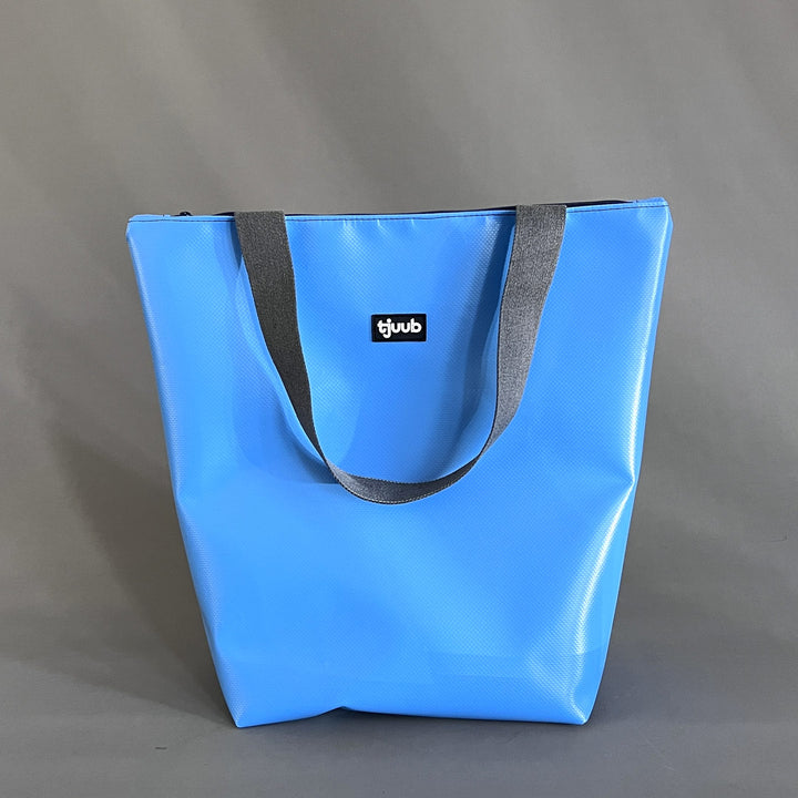 Lassen Tasche hellblau mit Reißverschluss - große Upcycling-Tasche aus LKW-Plane