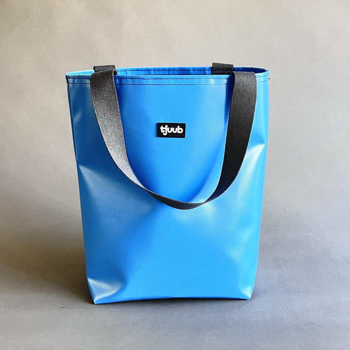 Lassen Tasche hellblau ohne Reißverschluss - große Upcycling-Tasche aus LKW-Plane