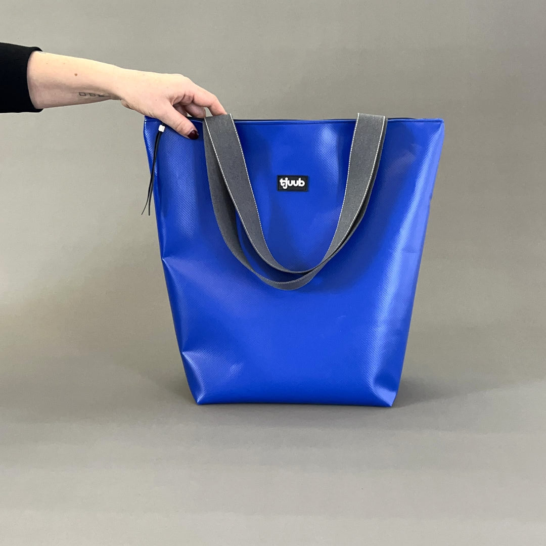 Lassen Tasche königsblau mit Reißverschluss - große Upcycling-Tasche aus LKW-Plane