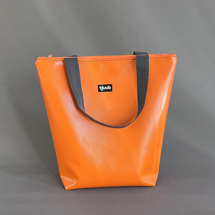 Lassen Tasche orange mit Reißverschluss - große Upcycling-Tasche aus LKW-Plane