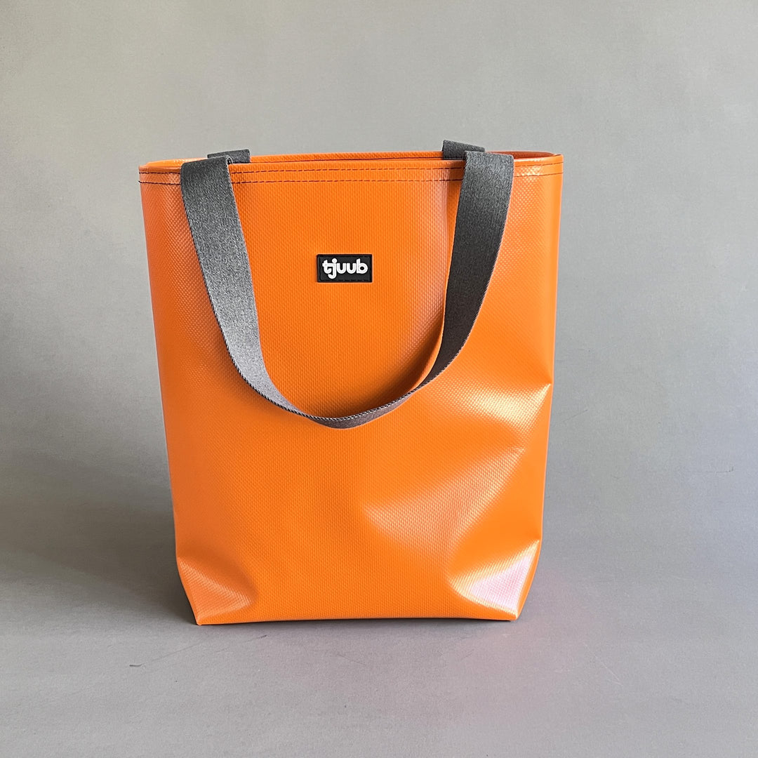 Lassen Tasche orange ohne Reißverschluss - große Upcycling-Tasche aus LKW-Plane