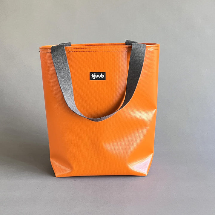 Lassen Tasche orange ohne Reißverschluss - große Upcycling-Tasche aus LKW-Plane