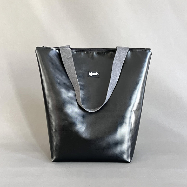 Lassen Tasche schwarz mit Reißverschluss - große Upcycling-Tasche aus LKW-Plane