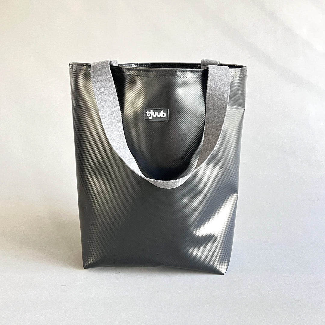 Lassen Tasche schwarz ohne Reißverschluss - große Upcycling-Tasche aus LKW-Plane