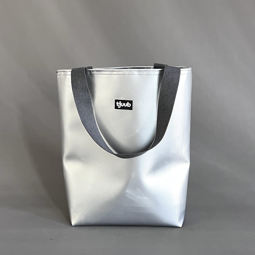 Lassen Tasche silber ohne Reißverschluss - große Upcycling-Tasche aus LKW-Plane