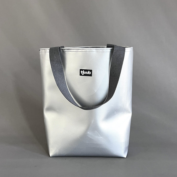 Lassen Tasche silber ohne Reißverschluss - große Upcycling-Tasche aus LKW-Plane