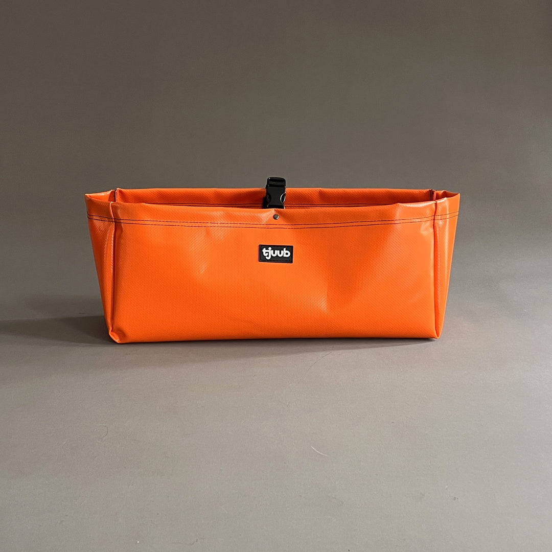 Magnetischer Organizer Muddus in Orange aus LKW-Plane für die Sitzkonsole im Campervan.