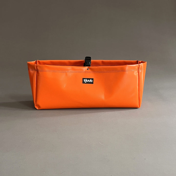 Magnetischer Organizer Muddus in Orange aus LKW-Plane für die Sitzkonsole im Campervan.