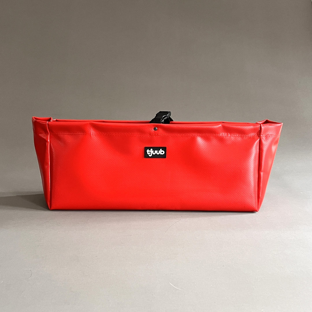 Magnetischer Organizer Muddus in Rot aus recycelter LKW-Plane für Bus, Kastenwagen und Wohnmobil.