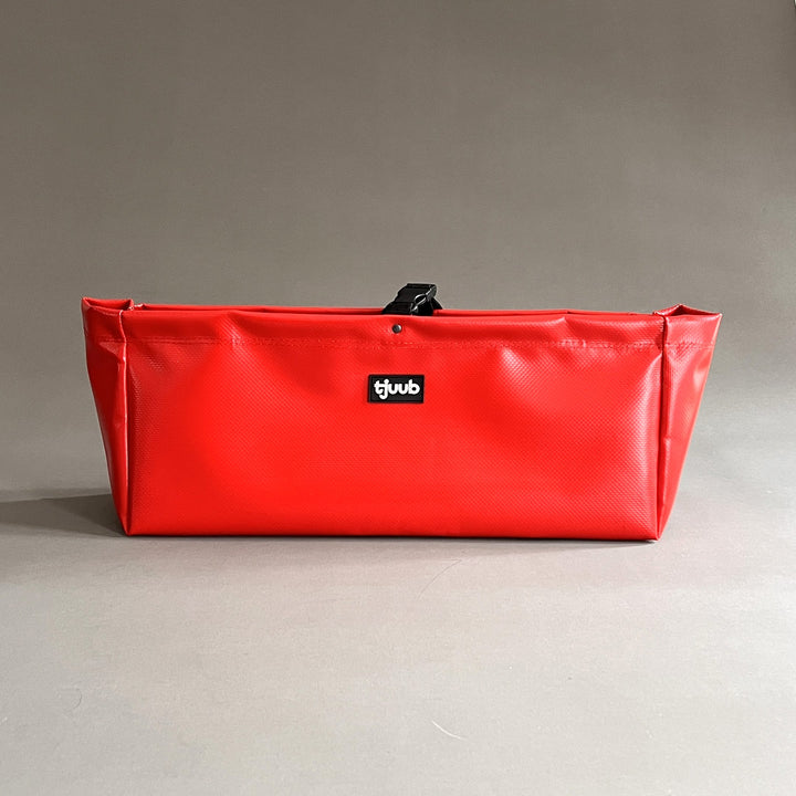 Magnetischer Organizer Muddus in Rot aus recycelter LKW-Plane für Bus, Kastenwagen und Wohnmobil.